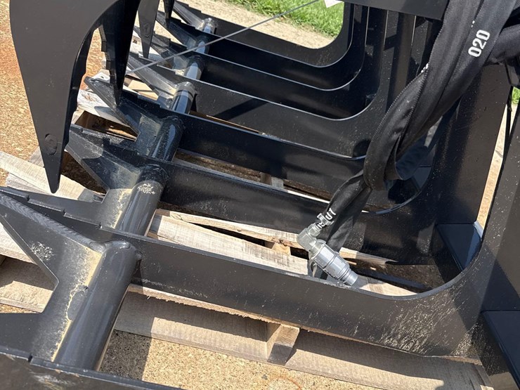 new-stout-66-inch-skidloader-grapple-bucket-image-8