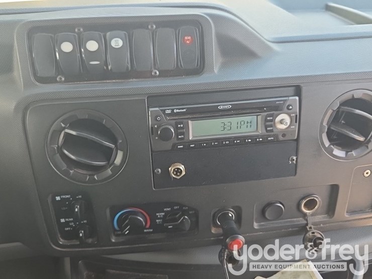 2017-ford-e350-image-37