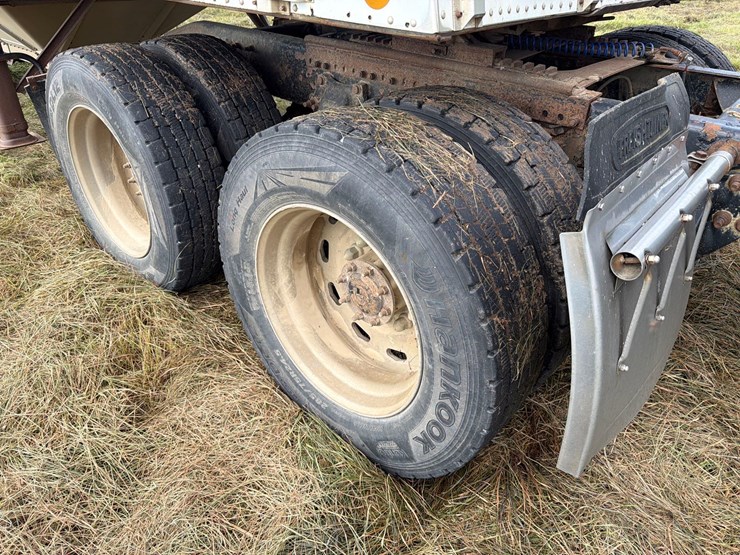 2000-freightliner-fld120-image-37