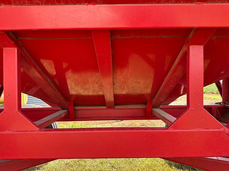 ez-flow-250bu-gravity-wagon-image-17
