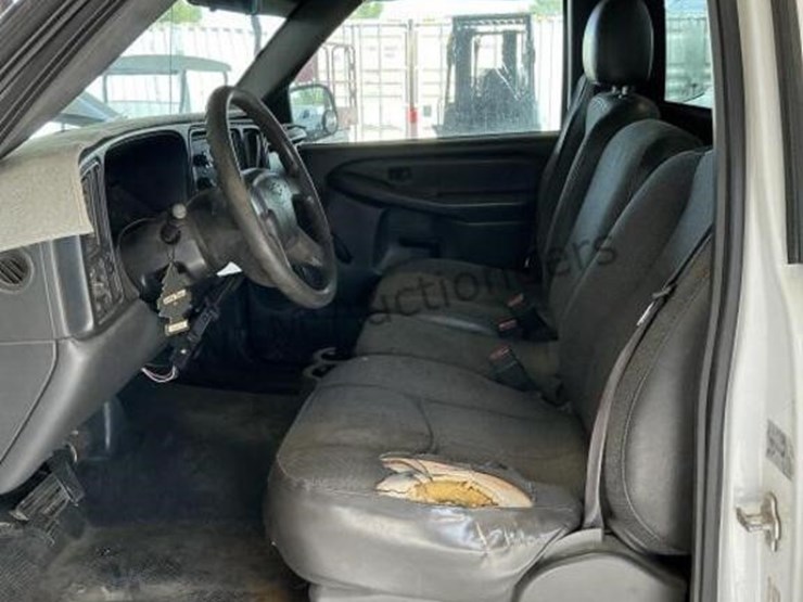2004-chevrolet-silverado-2500hd-image-21