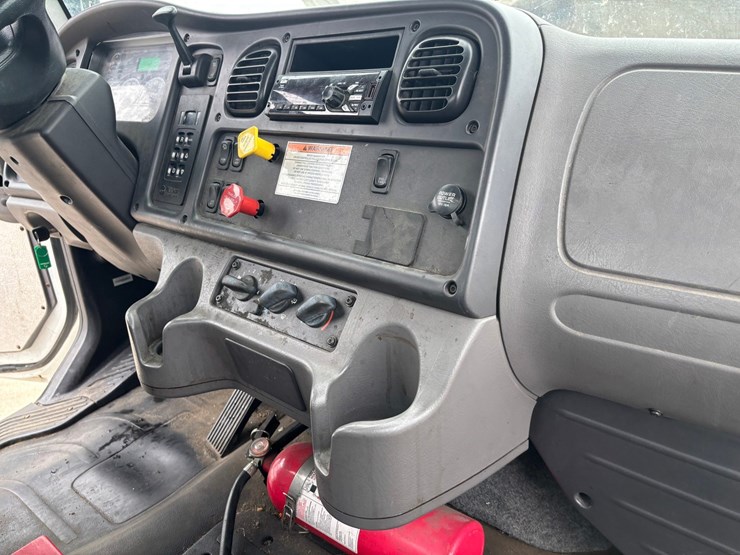 #2297-•-2017-freightliner-m2-single-axle-day-cab-truck-tractor-image-48