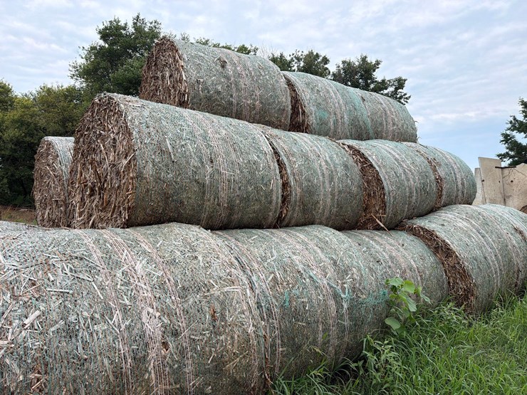 30-corn-stalk-bales-image-5