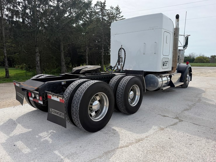 2016-kenworth-w900l-image-5