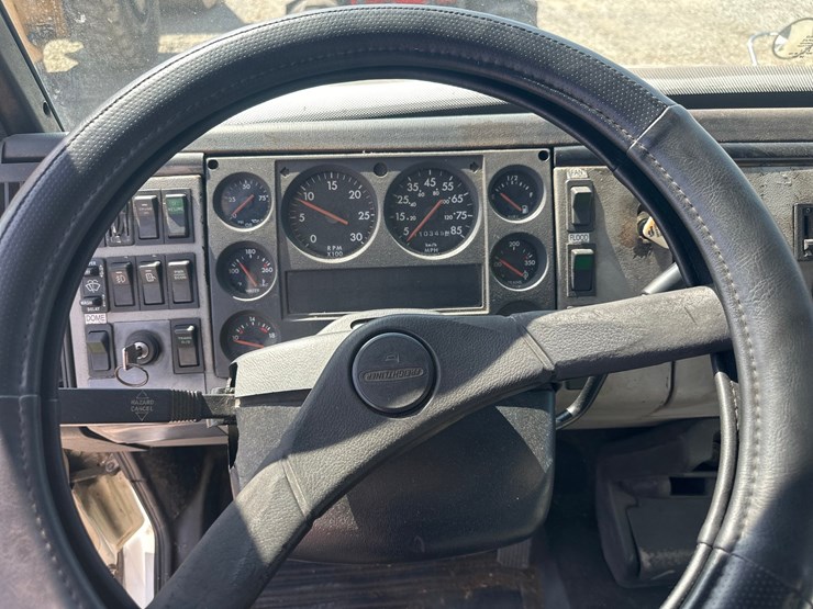 2000-freightliner-fl60-image-36