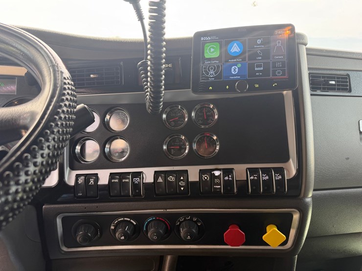 2016-kenworth-w900l-image-48