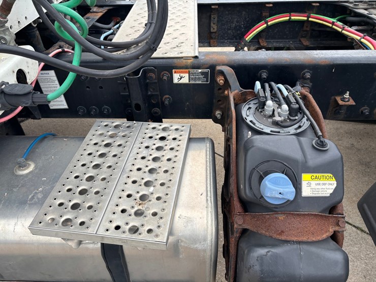 #2297-•-2017-freightliner-m2-single-axle-day-cab-truck-tractor-image-62