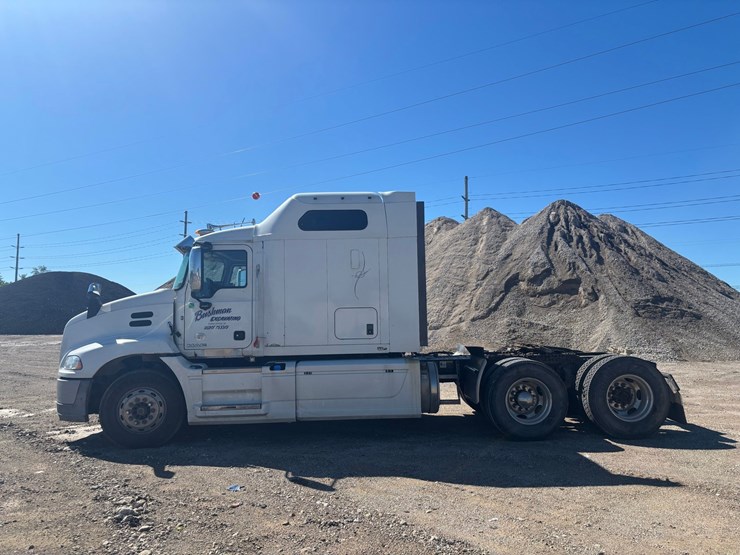 #2161-•-2015-mack-cxu600-sleeper-cab-truck-tractor-image-2