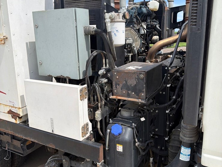 2015-isuzu-nrr-image-19