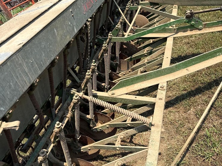 john-deere-van-brunt-12ft-drill-image-13