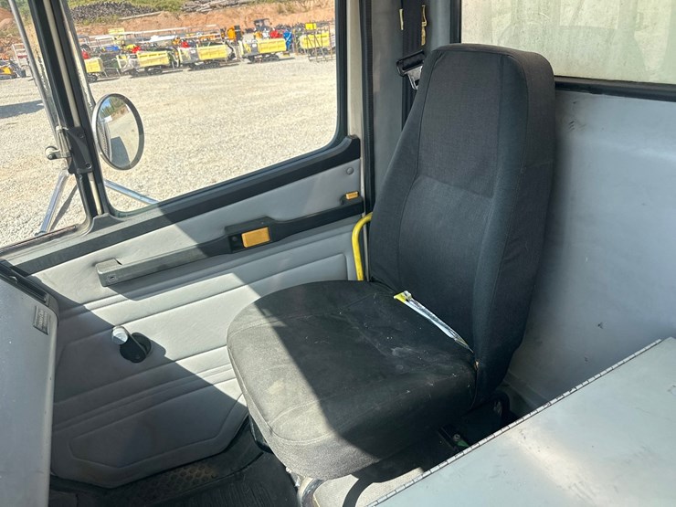 2000-freightliner-fl60-image-43