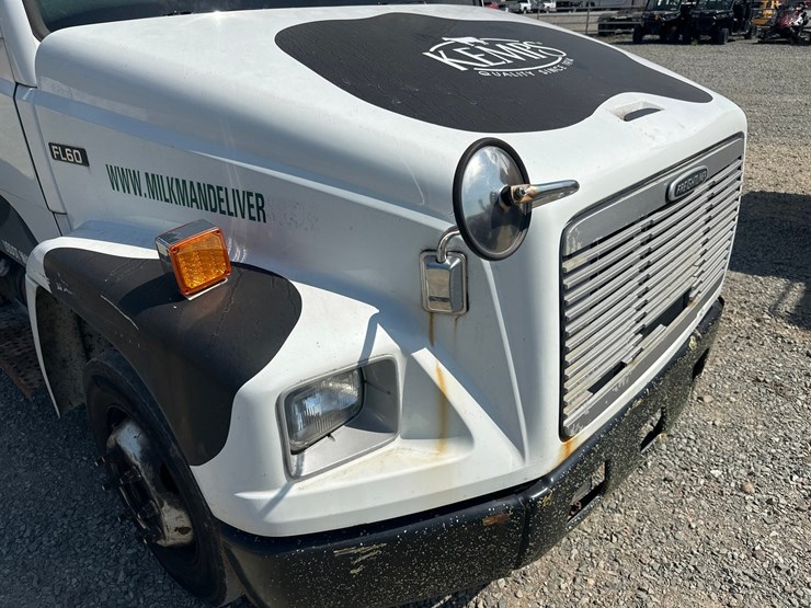 2000-freightliner-fl60-image-10