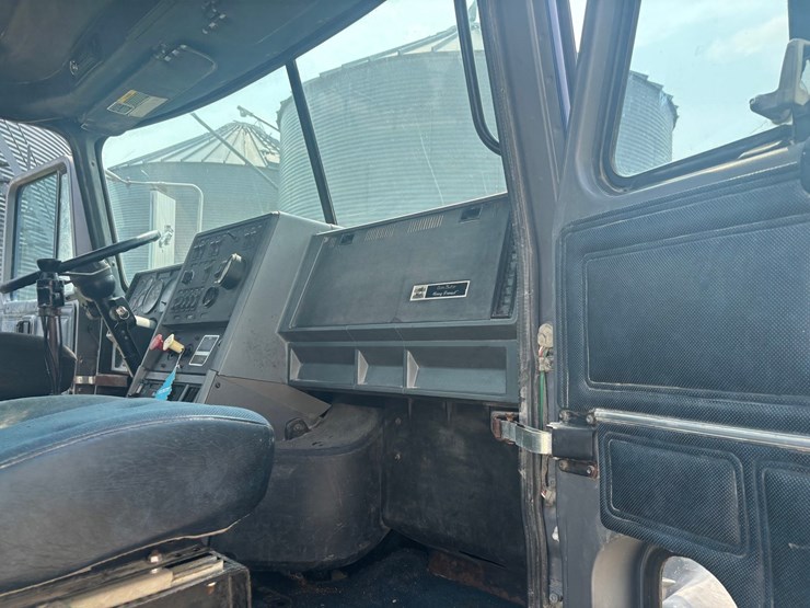 1995-mack-ch613-image-45