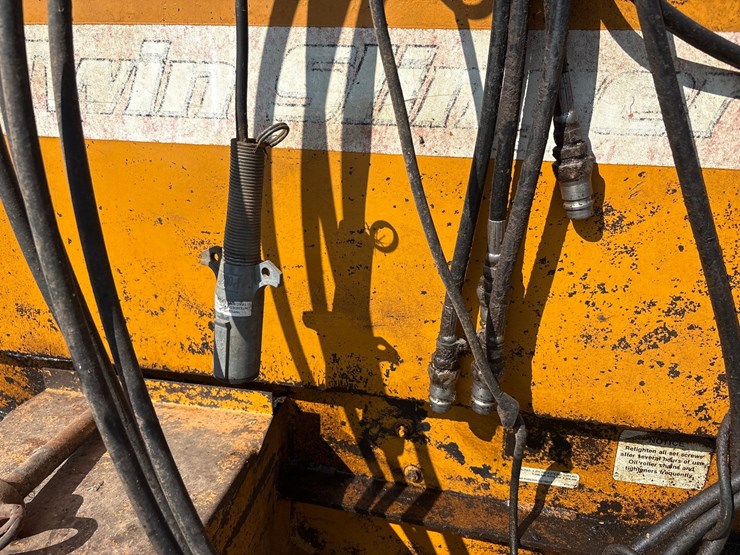 #2918-•-kuhn-8124-pro-twin-slinger-image-11