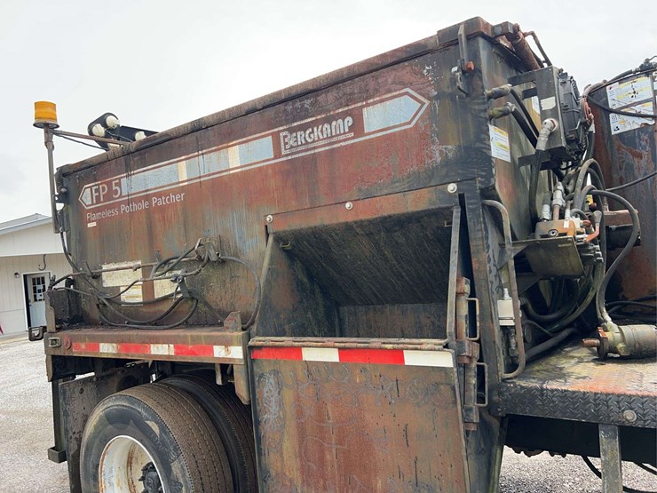 2004-freightliner-fl70-image-31