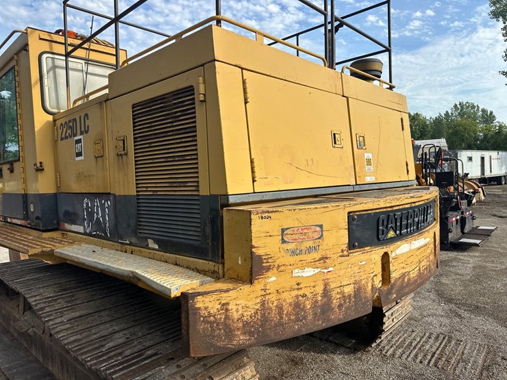 caterpillar-225d-lc-image-13