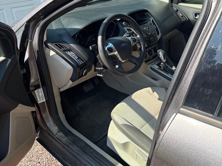2014-ford-focus-se-car-image-21