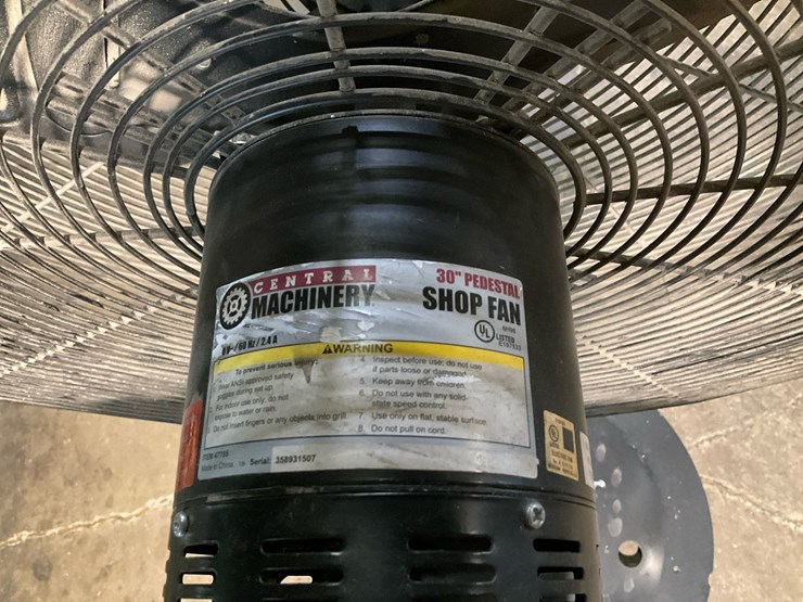#225-•-central-machinery-47755-30-inch-pedestal-shop-fan-image-4