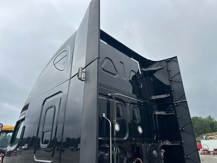 #61416-•-2019-freightliner-cascadia-evolution-iseries-sleeper-cab-truck-tractor-image-25
