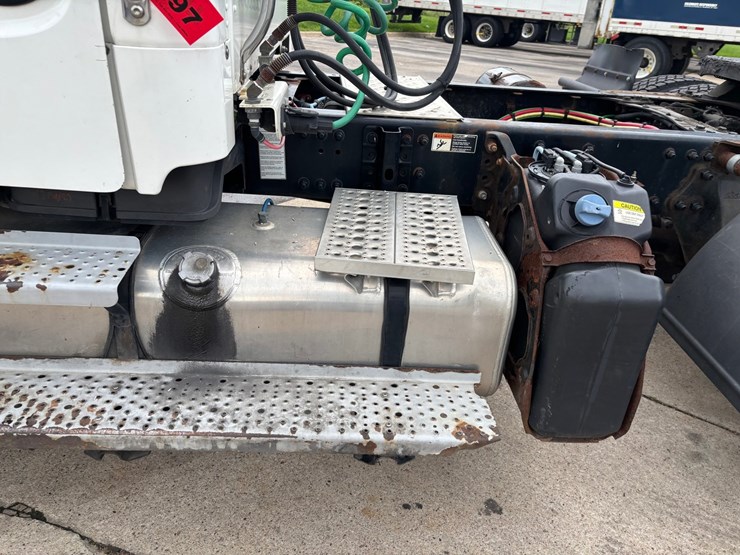 #2297-•-2017-freightliner-m2-single-axle-day-cab-truck-tractor-image-13