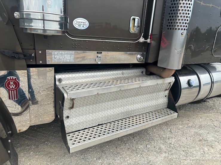 2012-kenworth-w900-image-12