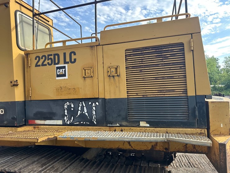 caterpillar-225d-lc-image-12