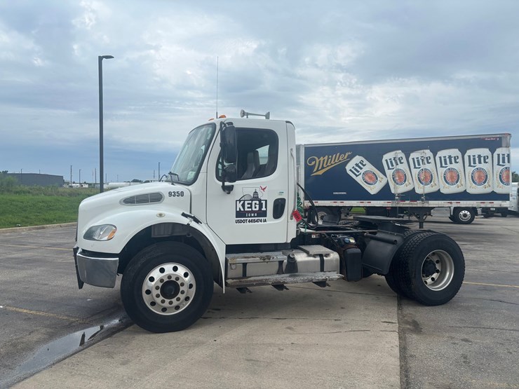 #2297-•-2017-freightliner-m2-single-axle-day-cab-truck-tractor-image-1