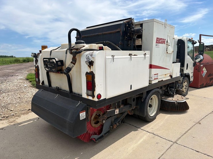 2015-isuzu-nrr-image-3