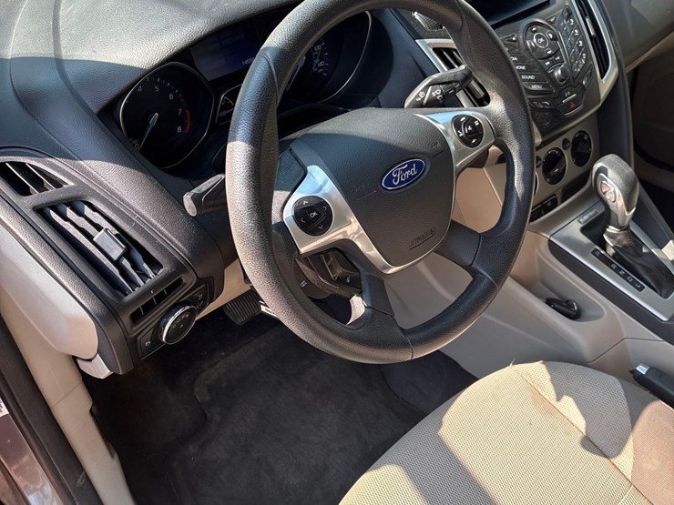 2014-ford-focus-se-car-image-24