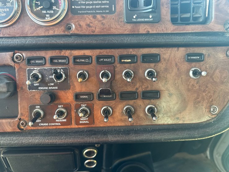 2005-peterbilt-379-image-63