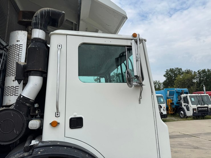 2016-mack-mru613-image-40