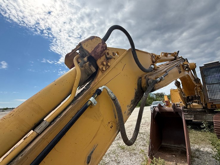 caterpillar-235b-image-11
