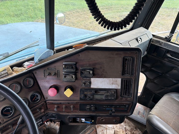 2000-freightliner-fld120-image-53