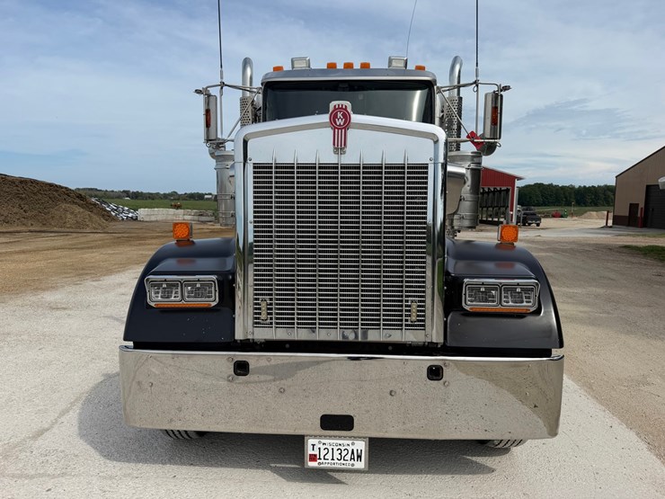 2016-kenworth-w900l-image-8