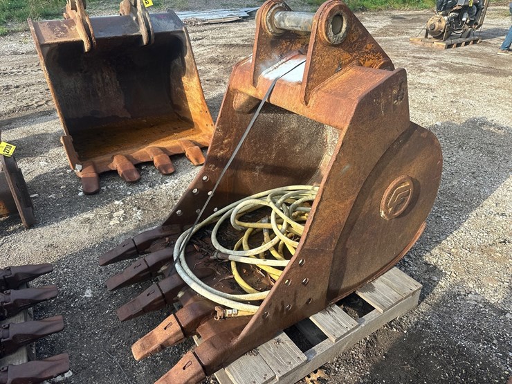 #2703-•-approx-35"-excavator-bucket-image-4