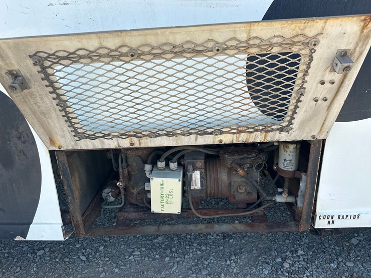 2000-freightliner-fl60-image-18
