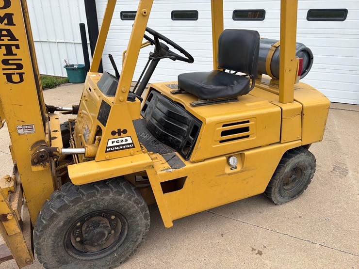 komatsu-fg25-propane-forklift-image-11