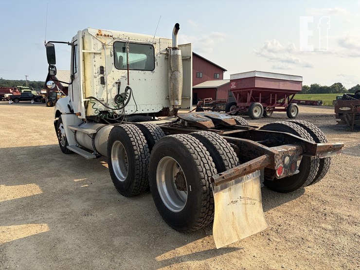 2002-freightliner-columbia-120-image-3
