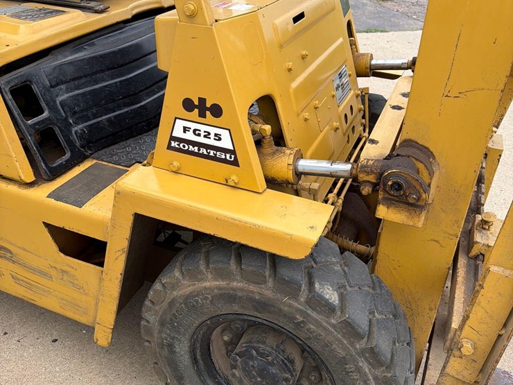 komatsu-fg25-propane-forklift-image-21