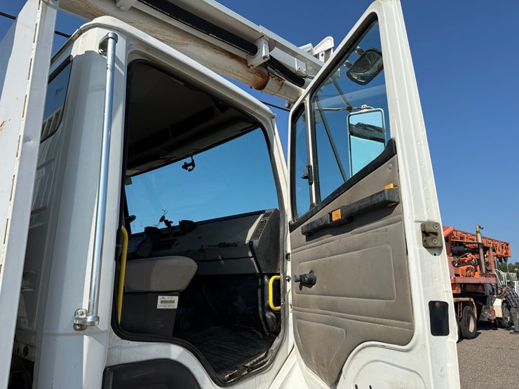 2003-freightliner-fl80-image-100