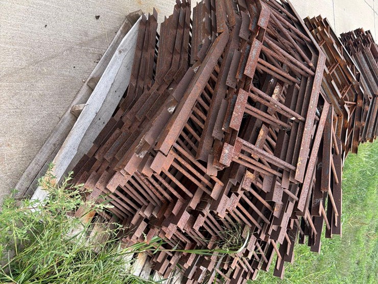 3--pallets-of-v-shaped-metal-grain-bin-supports-image-7
