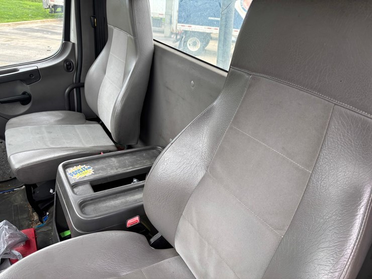 #2297-•-2017-freightliner-m2-single-axle-day-cab-truck-tractor-image-60