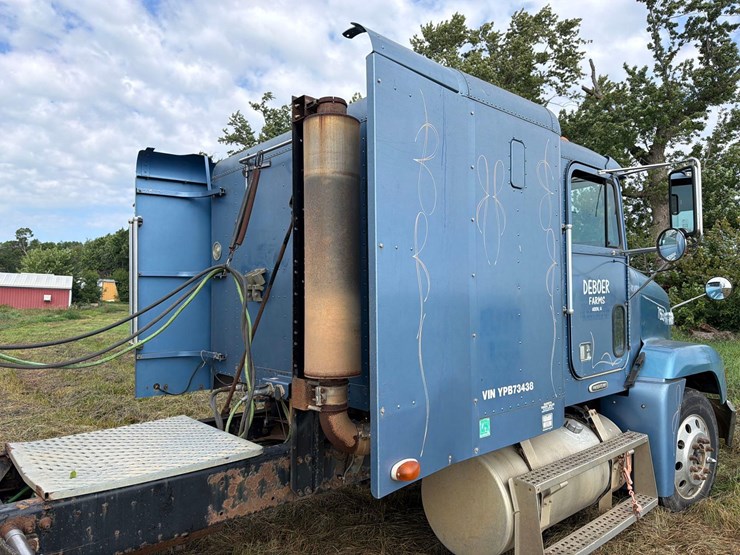 2000-freightliner-fld120-image-29