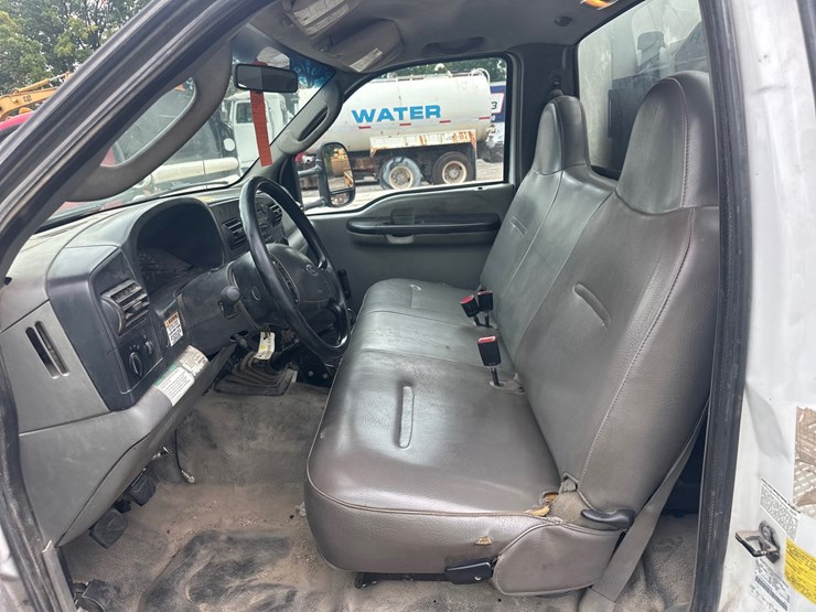 2007-ford-f550-image-32