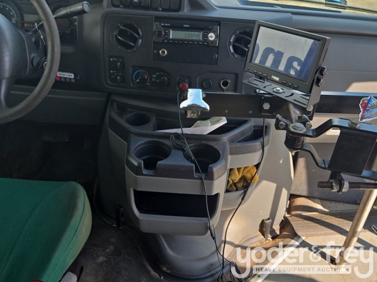 2017-ford-e350-image-30