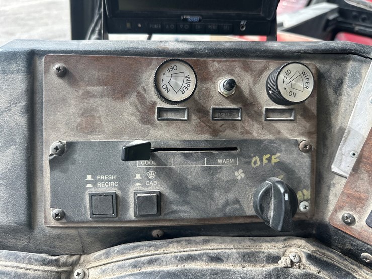 1990-peterbilt-320-image-36