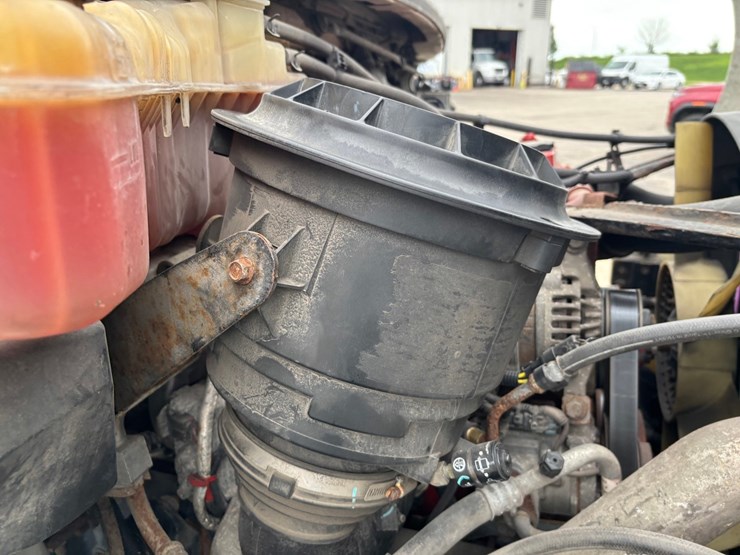 #2297-•-2017-freightliner-m2-single-axle-day-cab-truck-tractor-image-31