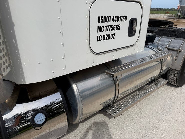 2016-kenworth-w900l-image-13