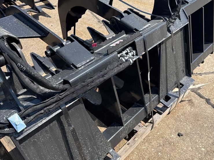 new-stout-84-inch-brush-skidloader-grapple-bucket-image-5