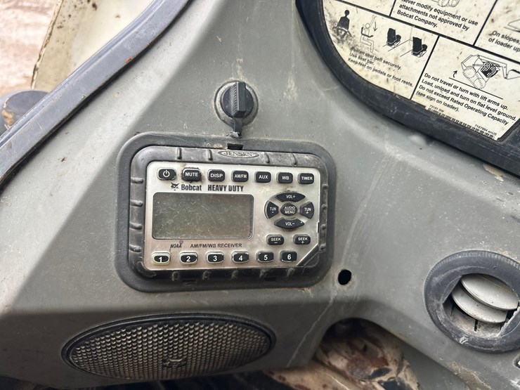 2012-bobcat-s850-image-38